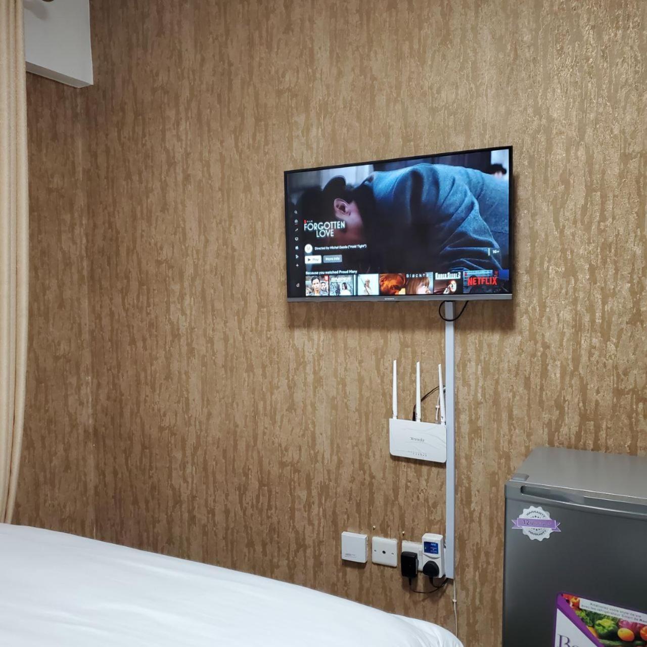 Lovely & Cozy Compact Studio Near Airport With Rooftop View Apartment ไนโรบี ภายนอก รูปภาพ