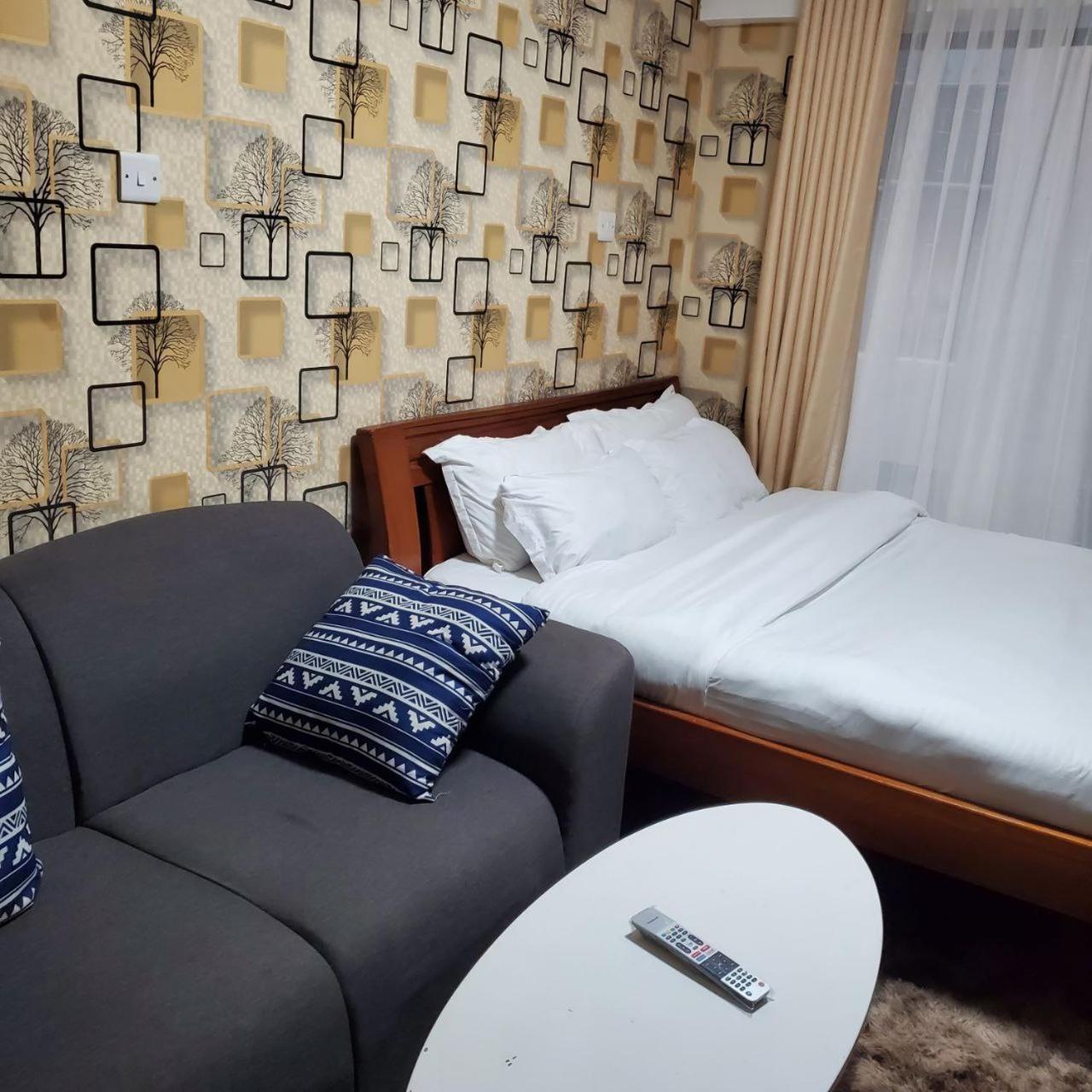 Lovely & Cozy Compact Studio Near Airport With Rooftop View Apartment ไนโรบี ภายนอก รูปภาพ